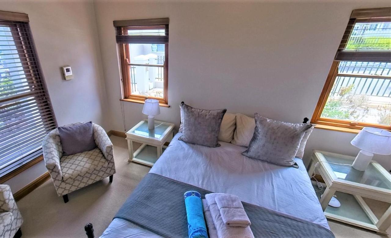 Blaauw Village Guest House Bloubergstrand Buitenkant foto